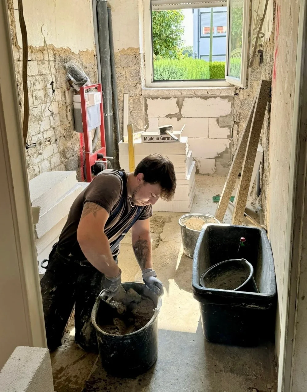 Niko Engelbrecht bei handwerklichen Arbeiten an einer Wand