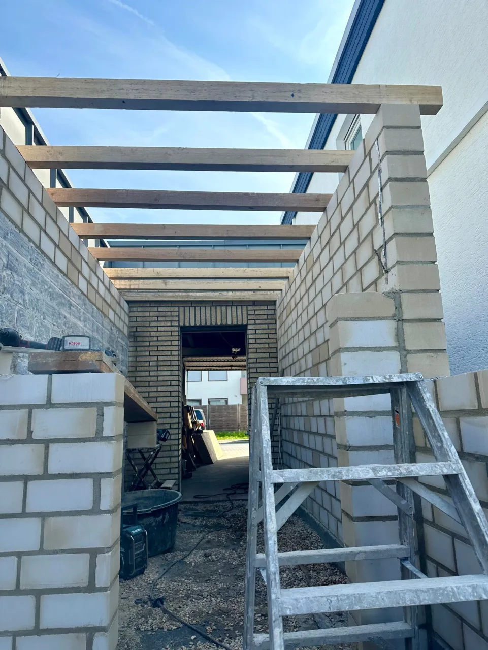 Vorher: Mauerwerk und Holzbalken während der Bauarbeiten