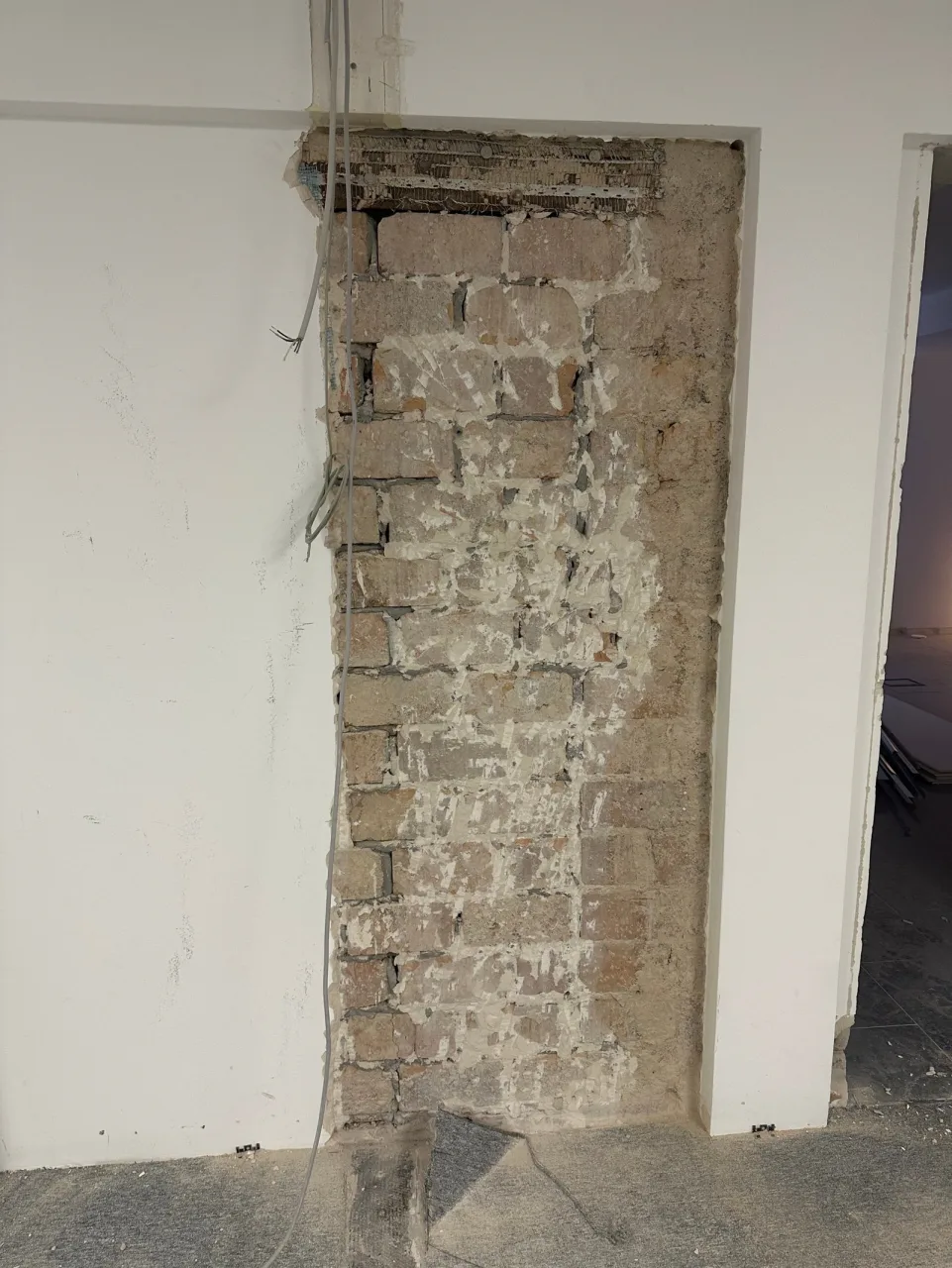Vorher: freiliegendes Mauerwerk an einer geschlossenen Wandöffnung