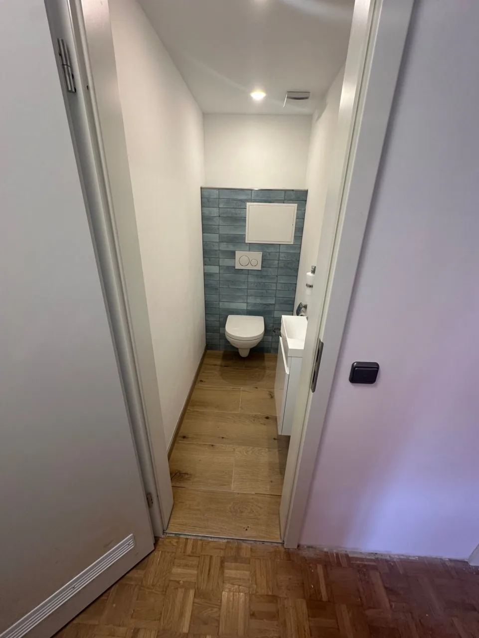 Nachher: ausgebauter WC-Raum mit Fliesen und wandhängendem WC