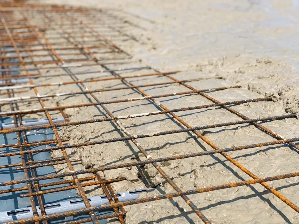 Bewehrungsmatten mit frisch eingebrachtem Beton