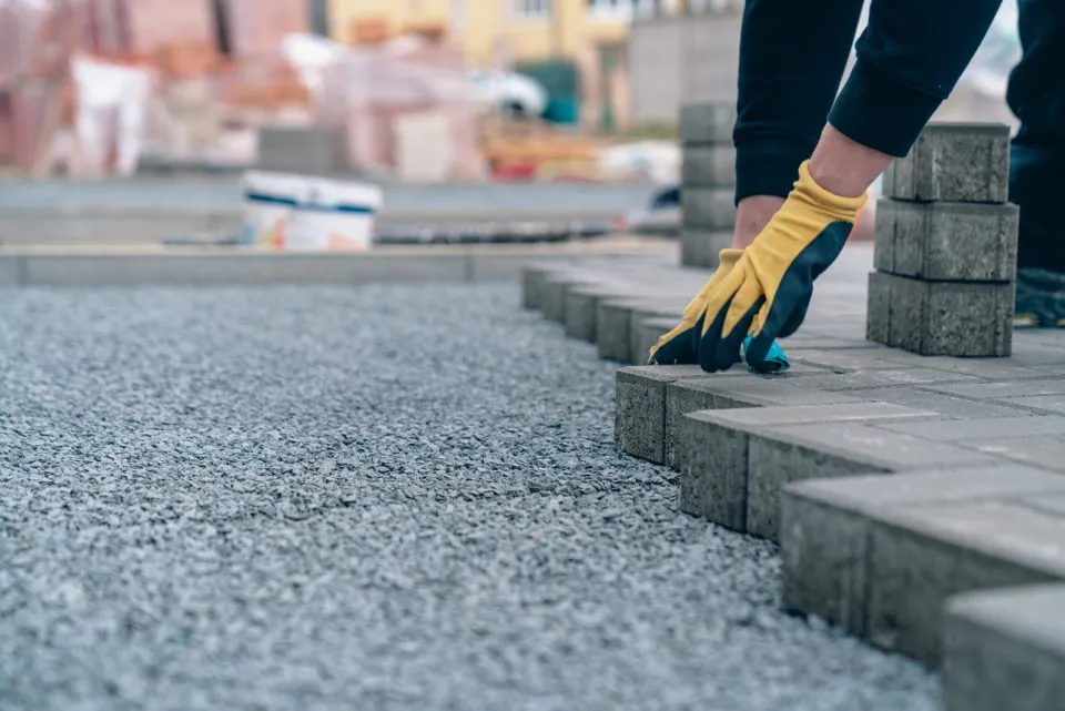 Verlegung von Betonpflaster im Außenbereich