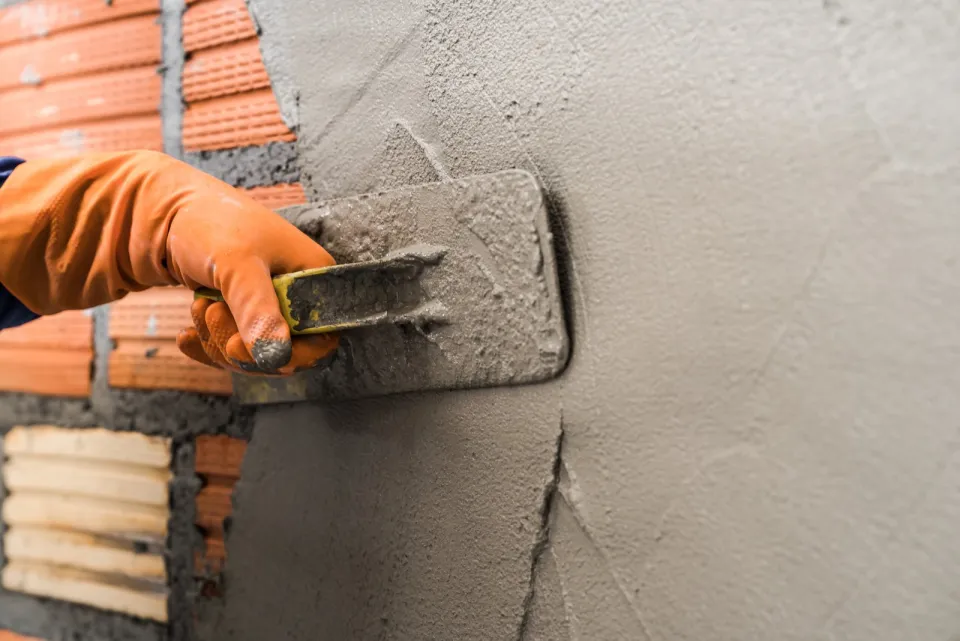 Handwerker beim Verputzen einer Wandfläche